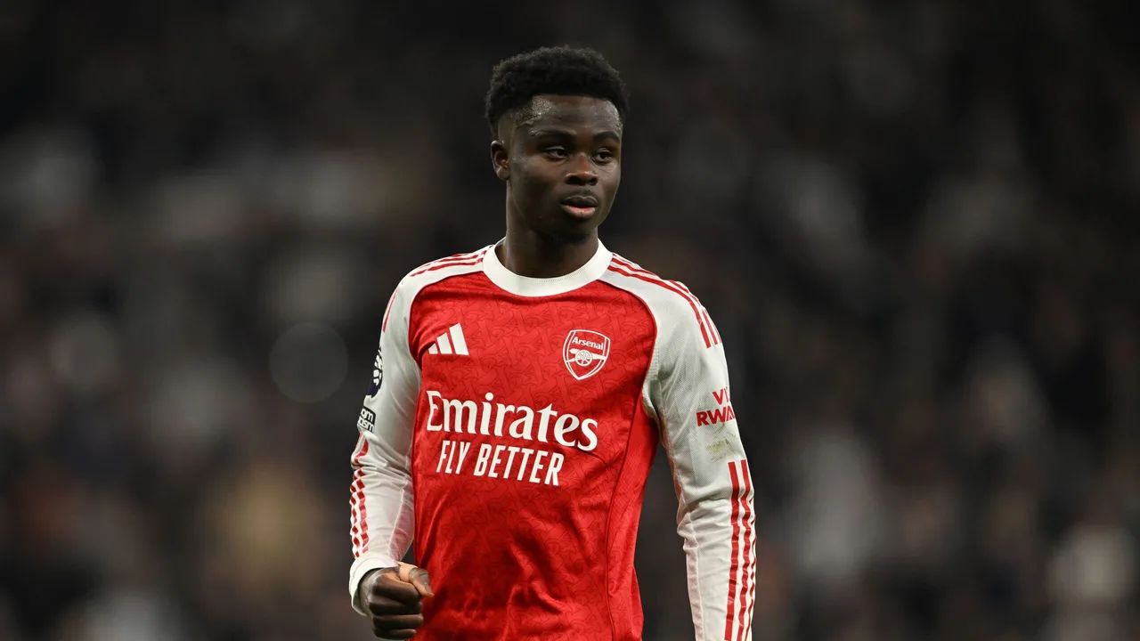 نجم أرسنال بوكايو ساكا ينافس هاري كين وديكلان رايس للفوز بالكرة الذهبية